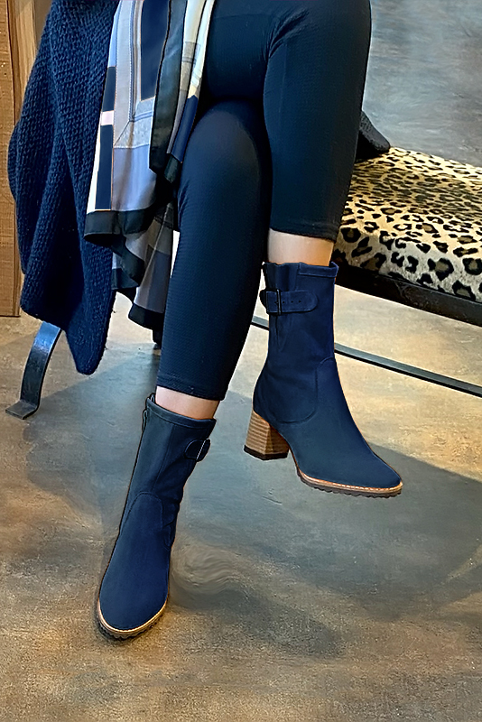 Boots habillees femme bleu marine Boots avec des boucles sur le cote Bout rond. Talon mi haut bottier. Modele Mi Brando Manhattan